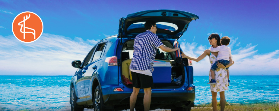 Familie mit Mietwagen im Urlaub am Meer auf Rhodos